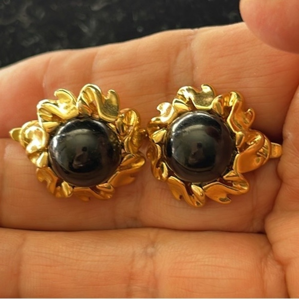 Trifari Signed Vintage Gold Tone & Blk Round Center Clip On Earrings. P/20